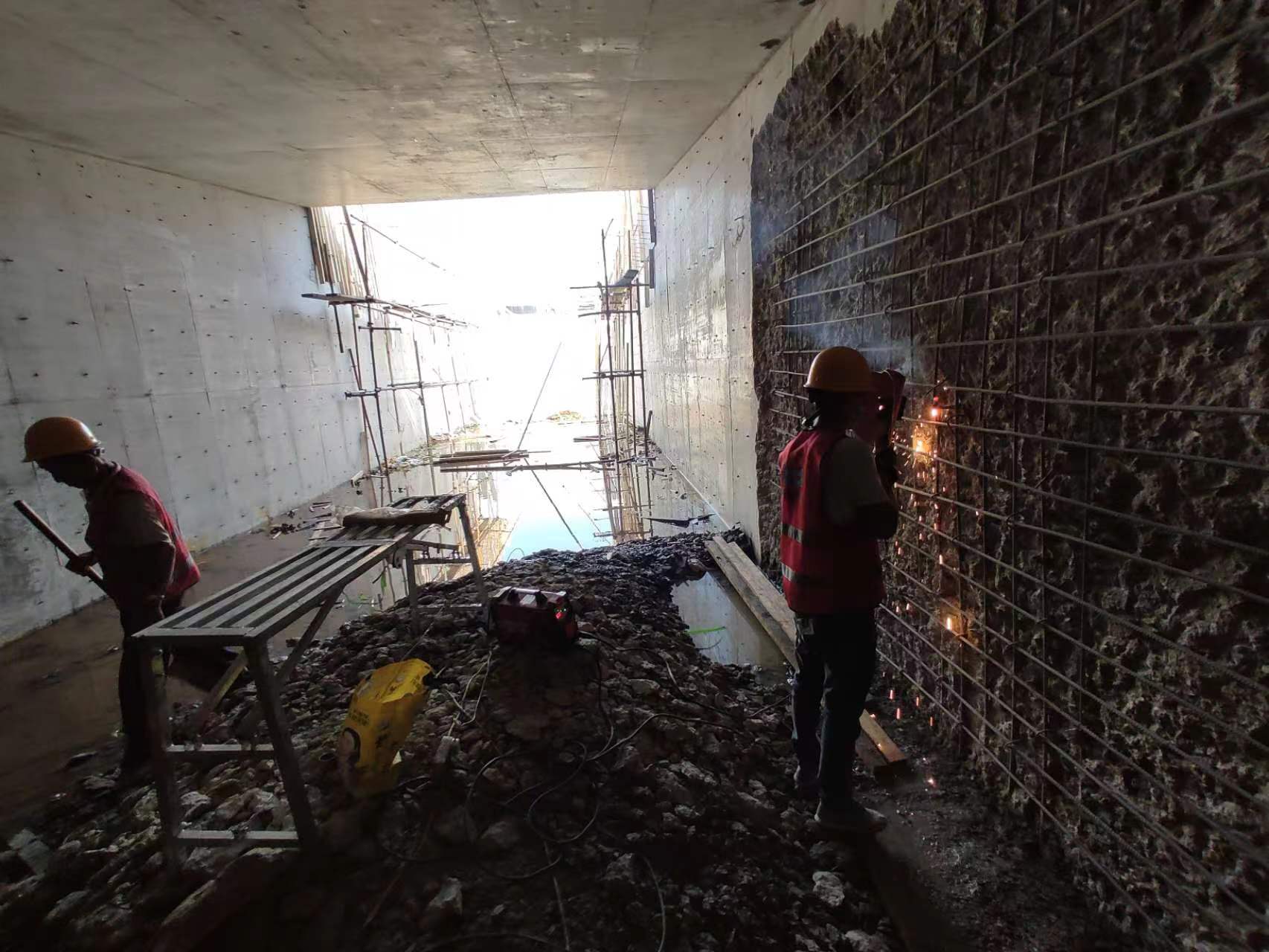 绥芬河挖断承重墙导致楼体开裂，加固施工方案出炉